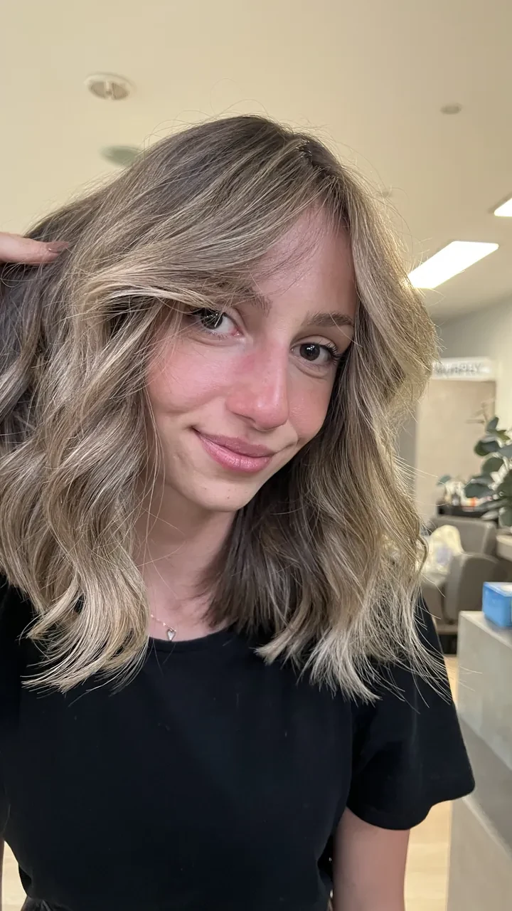 Balayage SunKissed AirTouch réalisé sur modèle pendant l’atelier