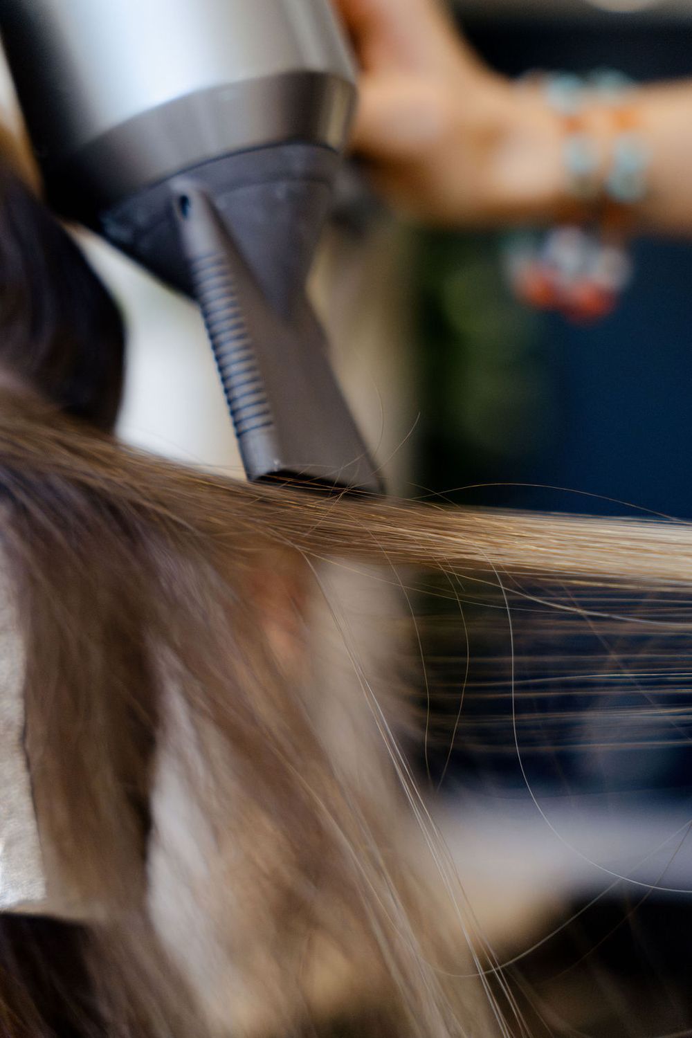 Le geste AirTouch : l'air du sèche-cheveux sépare les cheveux courts avant l'éclaircissement