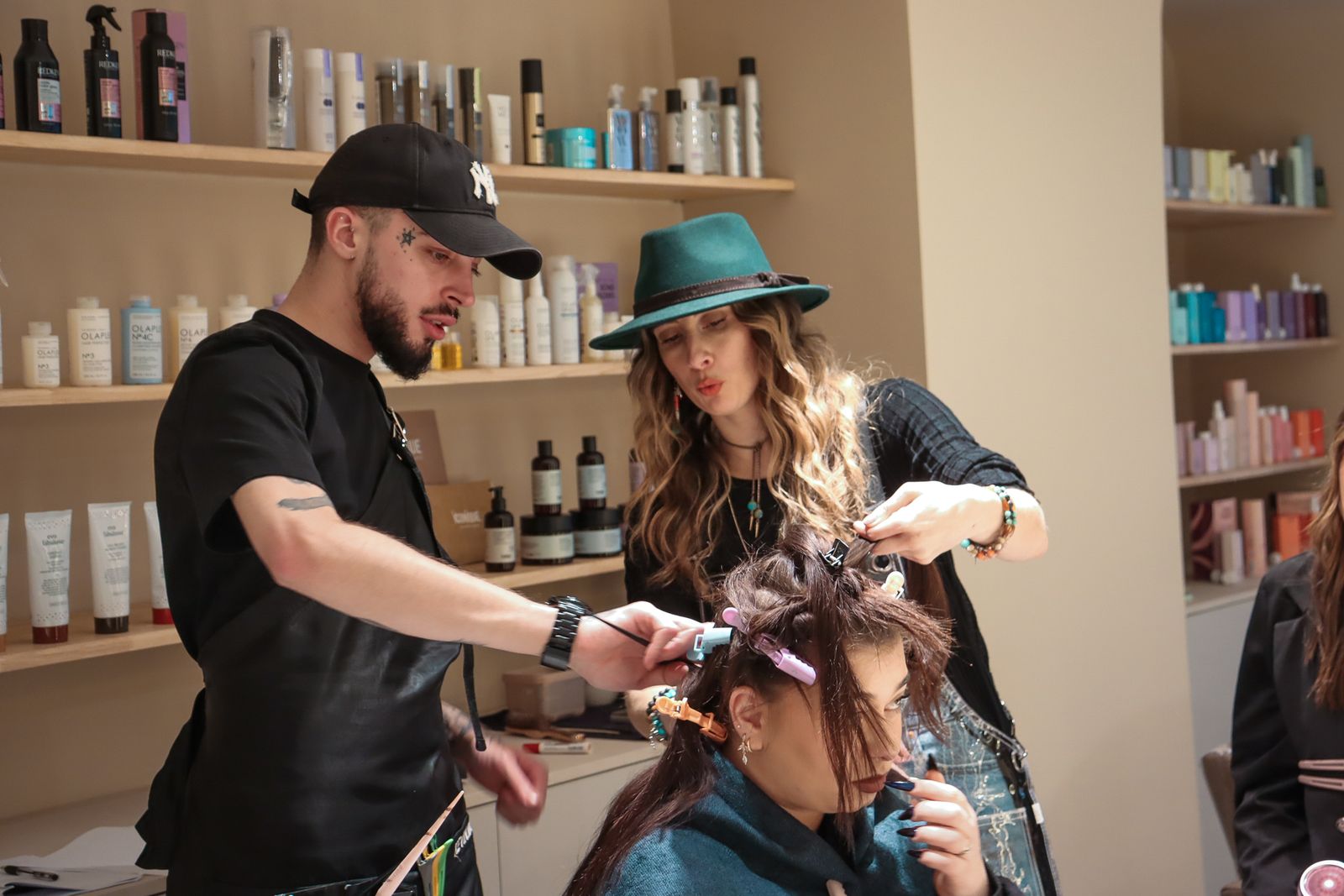 Brookelyn accompagne une élève sur un modèle vivant pendant l'atelier